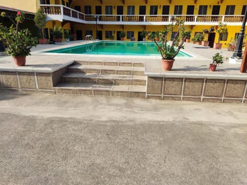 ein Pool in einem Hotel mit Pflanzen in Töpfen in der Unterkunft hotel ivon in Esquipulas