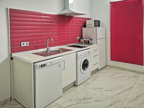 una cocina con fregadero y lavadora en OFIC/ESTUDIO CONIL S.A., en Conil de la Frontera