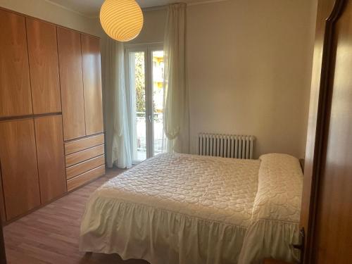 - une chambre avec un lit et une fenêtre dans l'établissement Appartamento - Porto San Giorgio, à Porto San Giorgio