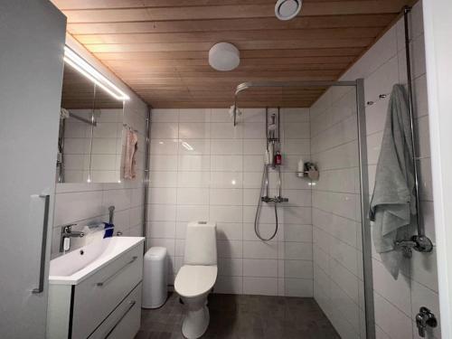 Koupelna v ubytování 16 mins from airport. 4 mins bus kivistö station
