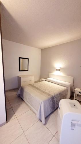 a bedroom with a bed in a room at Galería de arte. in Arona
