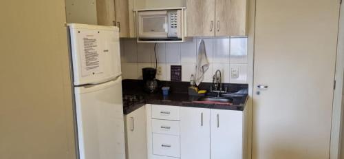Virtuvė arba virtuvėlė apgyvendinimo įstaigoje Apartamento Perfeito águas claras