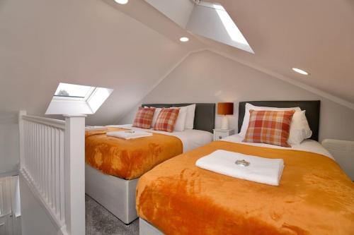 Postel nebo postele na pokoji v ubytování Dane Duplex Studio Four - Stunning Coventry Oasis