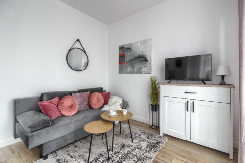 M&R Apartament Airport&Business Wynalazek - fast WI-Fi - underground garage - self check-in - Netflix - 6 min from Chopin Airport