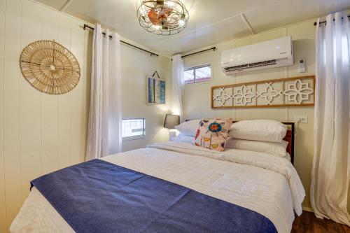 Tempat tidur dalam kamar di Pet-Friendly Brownwood Home Walk to Lake!