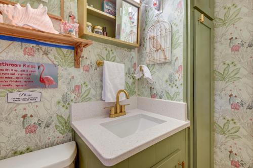 een badkamer met een wastafel en een vogelkooi aan de muur bij Pet-Friendly Brownwood Home Walk to Lake! in Lake Brownwood