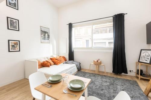 un salon avec un canapé blanc et une table dans l'établissement Ciné room, à Marseille