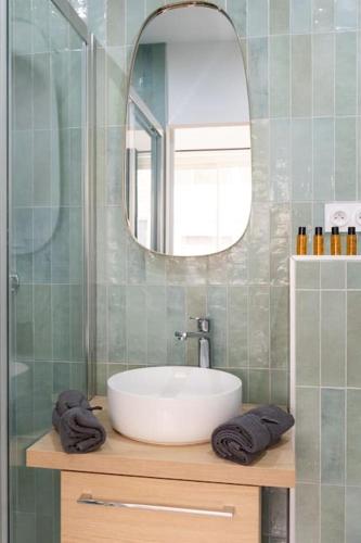 une salle de bain avec un lavabo et un miroir dans l'établissement Ciné room, à Marseille