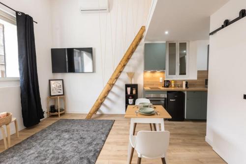 un salon avec une table et une cuisine dans l'établissement Ciné room, à Marseille