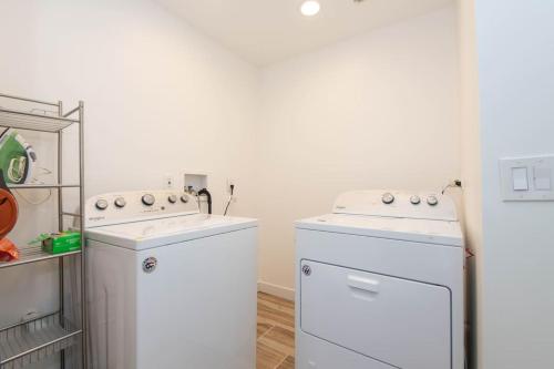 Η κουζίνα ή μικρή κουζίνα στο Lovely 2bedroom condo with free parking on premise