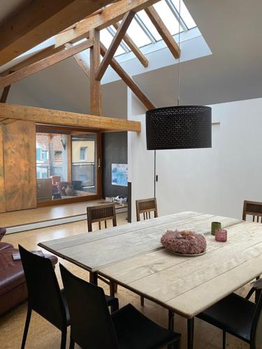 una sala da pranzo con tavolo e sedie in legno di Schlosserhaus a Lustenau