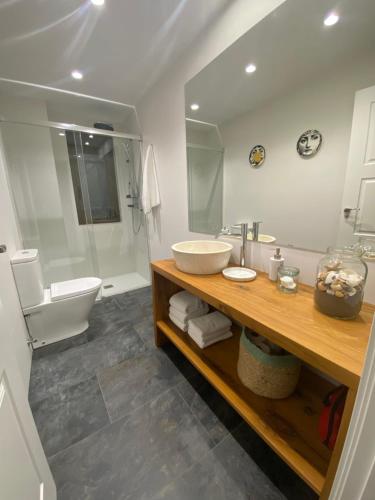 レオンにあるSan Mames Leon con Garaje incluido para coche medianoの洗面台、トイレ、鏡のあるバスルーム