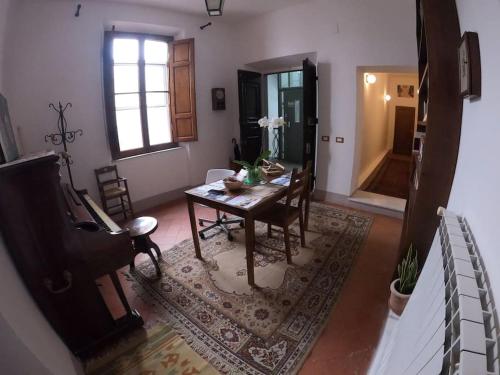 a living room with a table and a rug at Romantic Suite in Pisa