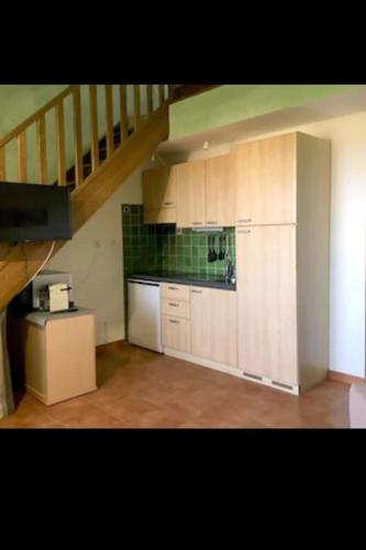 une cuisine avec un escalier et un comptoir dans l'établissement Appartement dans résidence, à Linguizzetta