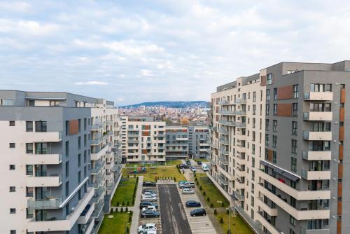 una vista aérea de una ciudad con edificios altos en EGO Apartment en Târgu Mureș