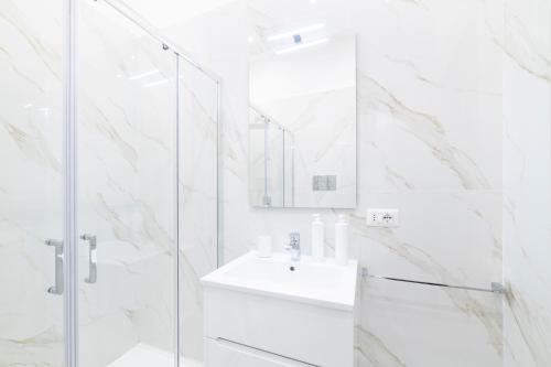 ナポリにあるMontesanto Homeの白いバスルーム(シンク、鏡付)