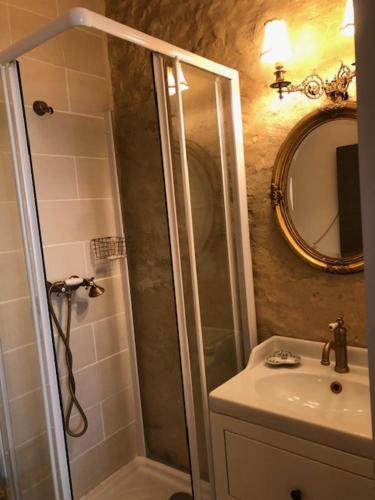 y baño con ducha, lavabo y espejo. en Manoir de Pimelles-Bourgogne-Chablis-2h15 Paris, 
