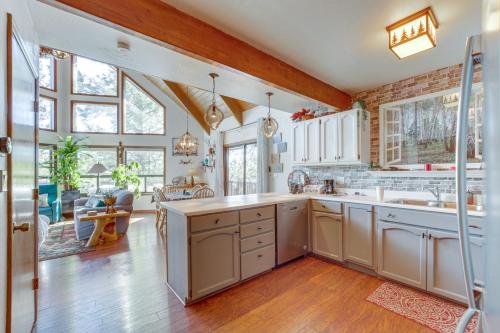 Η κουζίνα ή μικρή κουζίνα στο Deck and Scenic Views Munds Park Cabin!