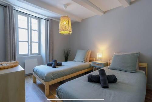 um quarto com 2 camas e uma janela em La Perle du Lac 3* - VUE LAC em Annecy
