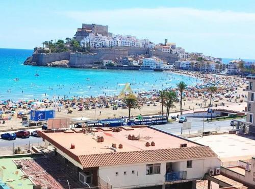 a beach with a lot of people in the water at APARTAMENTO NUEVO CÉNTRICO en PRIMERA Línea de playa con vistas al Mar, Piscina, aire acondicionado y wifi in Peñíscola
