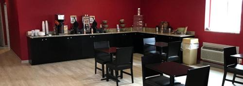 um bar com mesas pretas e cadeiras num quarto em America's Best Value Inn em Brinkley