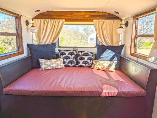 łóżko w furgonetce z oknami w obiekcie Vinyl Campground w mieście Paso Robles