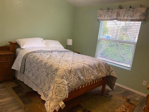 um quarto com uma cama e uma janela em Pomona em Chico