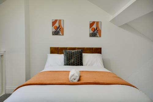 UphollandにあるSpacious Three Bedroom sleeps 7 secured free parkingのベッドルーム1室(白い猫が寝つめているベッド1台付)