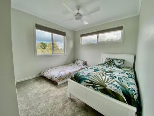 een slaapkamer met een bed en een raam bij Elevate Escape in Venus Bay