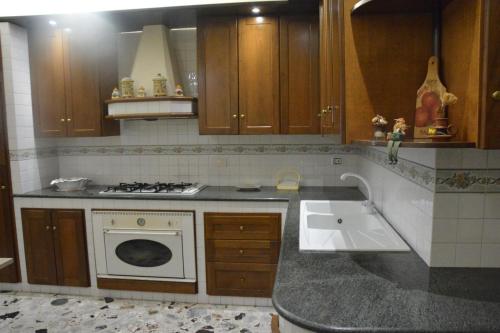Kuchyň nebo kuchyňský kout v ubytování MIRA HOUSE