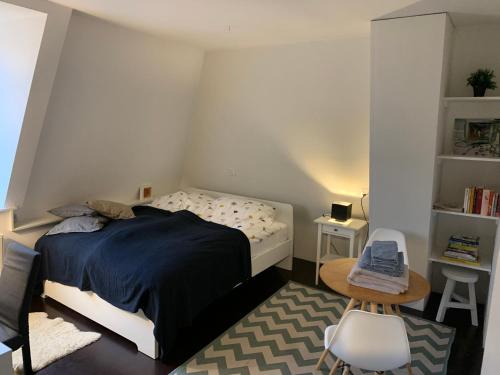 ein kleines Schlafzimmer mit einem Bett und einem Tisch in der Unterkunft Van der Welle - Ndd in Amsterdam