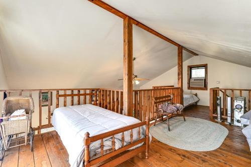 sypialnia z łóżkiem i 2 krzesłami w obiekcie Cozy Mount Union Cabin with Fire Pit and River Access 