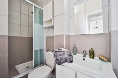 une salle de bain avec toilettes, lavabo et miroir dans l'établissement 2 pièces cocooning (5' RER D Maisons-Alfort), à Alfortville
