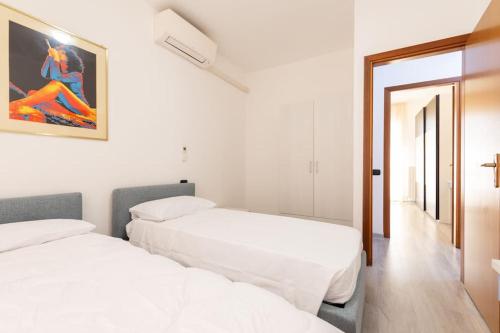- 2 lits dans une chambre aux murs blancs dans l'établissement Oasi 2bedr vicino Groane/Rho Fiera/Milano/MXP, à Cesate