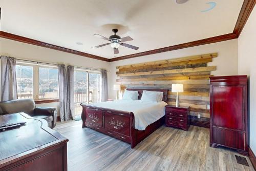 una camera con letto e ventilatore a soffitto di Black Bear Lodge a Eagle