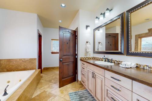 伊格的住宿－Black Bear Lodge，带浴缸和盥洗盆的浴室