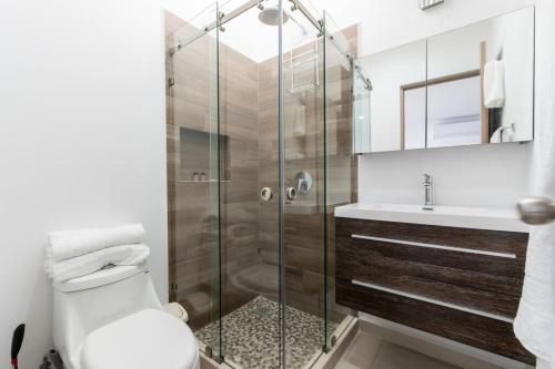 a bathroom with a shower and a toilet and a sink at para relajarse muy cerca de la playa by G P S rentas in Mazatlán