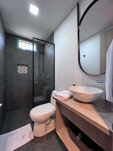 uma casa de banho com um lavatório, um WC e um chuveiro em Parallelo Loft Salento P4 em Salento