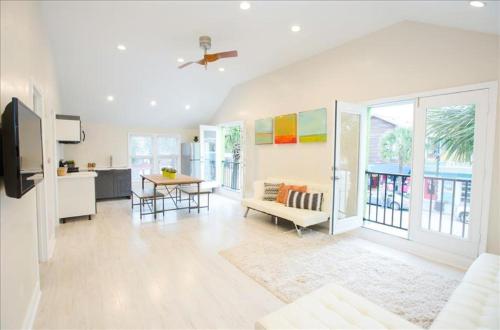 Μια τηλεόραση ή/και κέντρο ψυχαγωγίας στο Palms Luxe- 1 BLOCK FROM BEACH ON CENTER ST