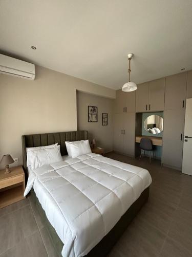 duża sypialnia z dużym białym łóżkiem w obiekcie La Viella w mieście Gastoúni