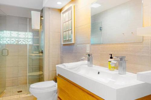 Ένα μπάνιο στο Palms Luxe- 1 BLOCK FROM BEACH ON CENTER ST