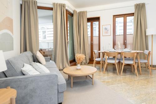 Una sala de estar con un sofá azul y una mesa. en Global Living - Design Apartments I City Center I Balcony I Smart-TV I Kitchen I Dresden, en Dresden