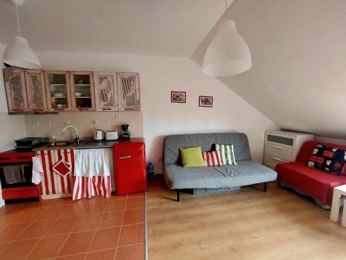 una cucina e un soggiorno con divano di Art Studio Borovets Semiramida a Borovets