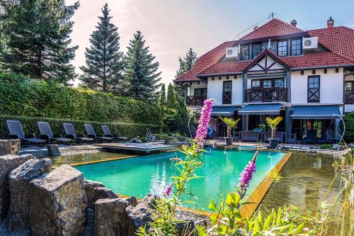 una casa con piscina en el patio en Castle Residence Balaton en Balatonföldvár