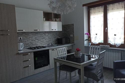 cocina con mesa y sillas y cocina con fogones en Turin Little House, en Turín