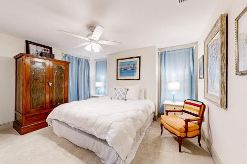 - une chambre avec un grand lit et une chaise dans l'établissement Willowbrook Estate, 