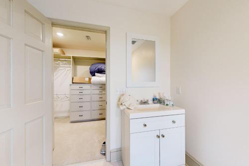 La salle de bains blanche est pourvue d'un lavabo et d'un miroir. dans l'établissement Willowbrook Estate, 