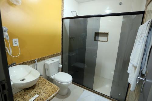 La salle de bains est pourvue de toilettes, d'un lavabo et d'une douche. dans l'établissement Terrazzo Hotel, à Campos dos Goytacazes
