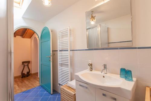 ein Bad mit einem Waschbecken und einem Spiegel in der Unterkunft Appartamento Montebello in Florenz
