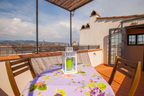 einen Tisch mit einer Vase auf dem Balkon in der Unterkunft Appartamento Montebello in Florenz